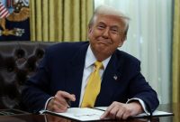 U.S. President Donald Trump signs an executive order in the Oval Office of the White House in Washington, D.C., U.S., March 7, 2025. REUTERS/Evelyn Hockstein