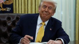 U.S. President Donald Trump signs an executive order in the Oval Office of the White House in Washington, D.C., U.S., March 7, 2025. REUTERS/Evelyn Hockstein